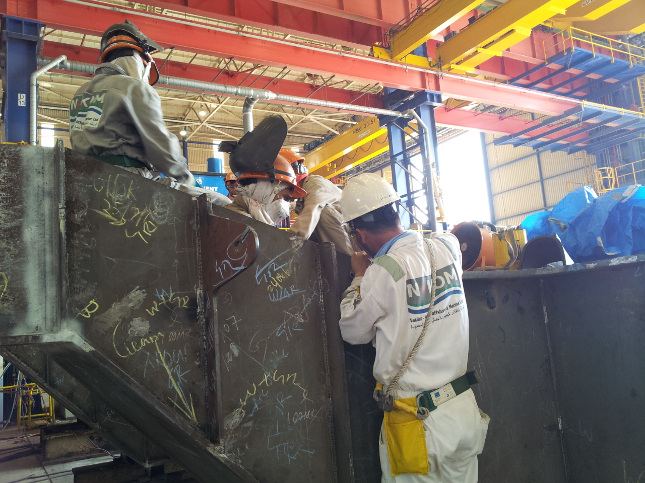 JWSM specialists and N-KOM crew working on a steel block, Qatar